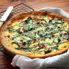Herzhafte Quiche mit Spinat und Speck auf einem Gitterrost