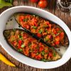 Überbackene Auberginenhälften mit Tomaten und Kräutern
