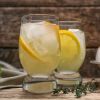 Zwei Gläser Zitronenschorle mit Eiswürfeln und Zitronenscheiben