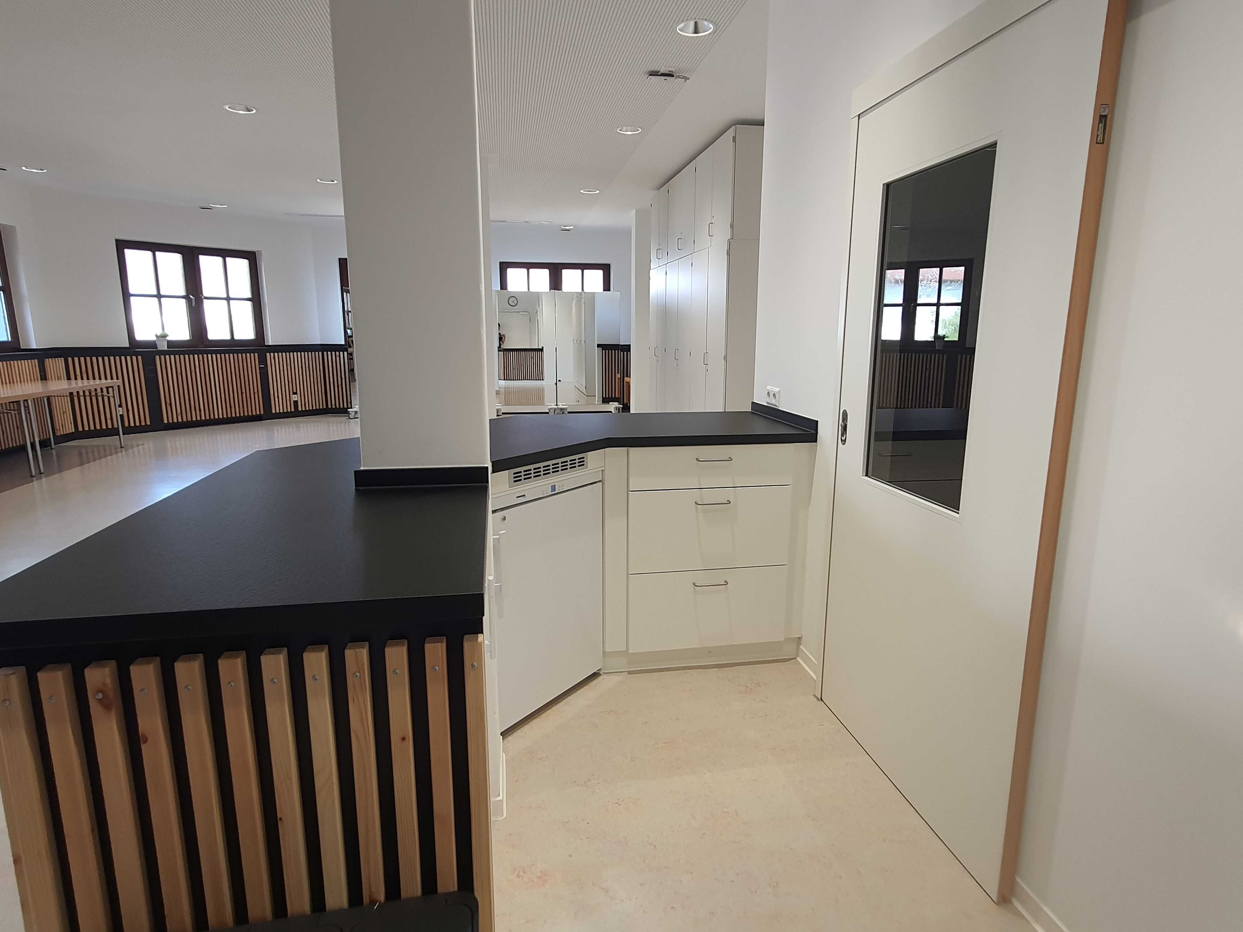 Seminarraum-Theke von Innen mit Kühlschrank und Schubladen