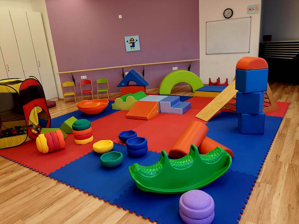 Kinderspielecke mit bunten Teppichen und großen bunten Spielklötzen