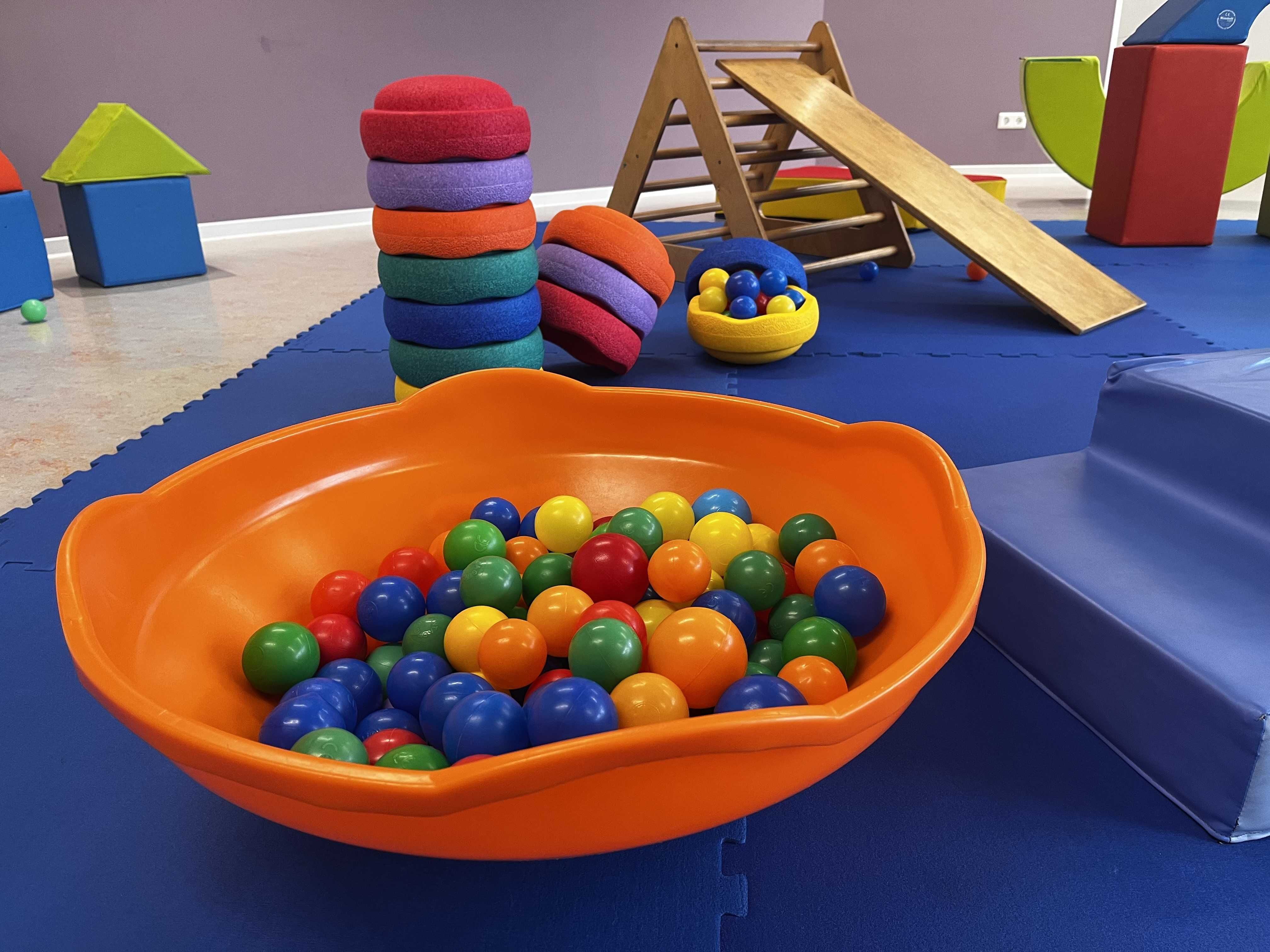Bällebad und Rutsche