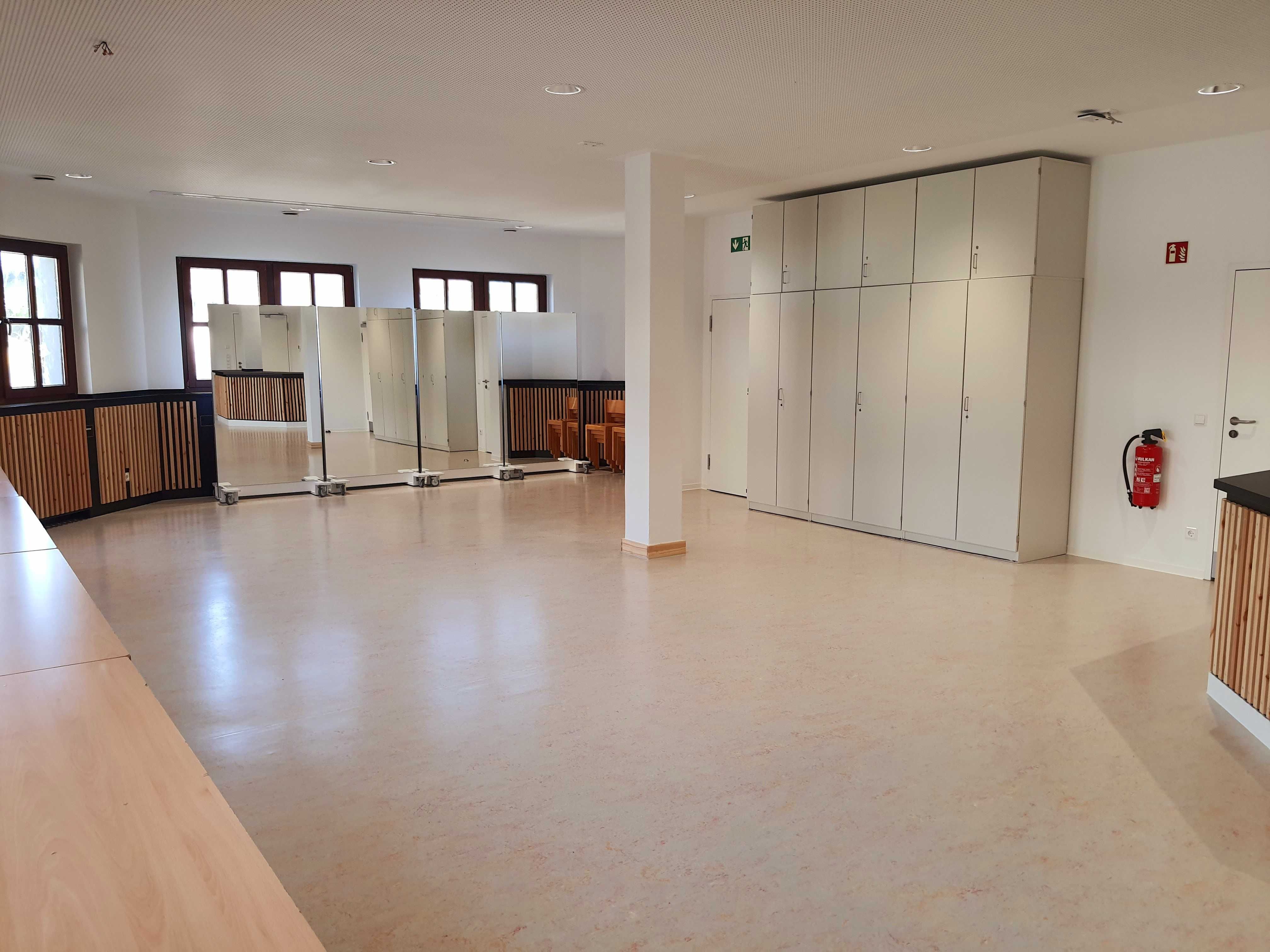 Seminarraum in der Übersicht mit Spiegelwand, Schrank